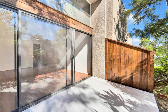 Photo - 2717 Griffith Park Blvd Unidad D