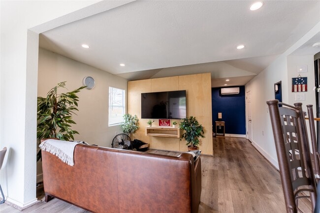 Building Photo - 2010 Caplin St