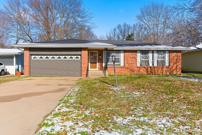 3 Bedroom | 2 Bathroom | 2 Car Garage | Springfield MO | Fenced Back Yard! - 3 Bedroom | 2 Bathroom | 2 Car Garage | Springfield MO | Fenced Back Yard!
