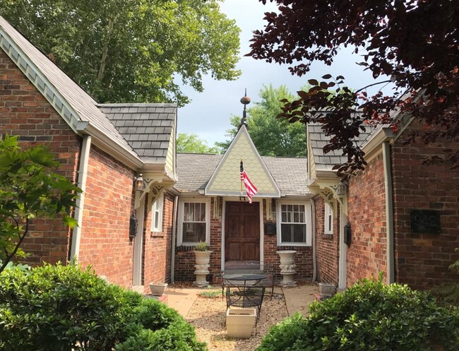 Beautiful Cottage - 942 Russell St Unit A