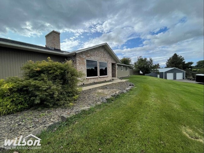 Large 4bd/2ba Home in Selah, WA with Outdo... - Large 4bd/2ba Home in Selah, WA with Outdo...