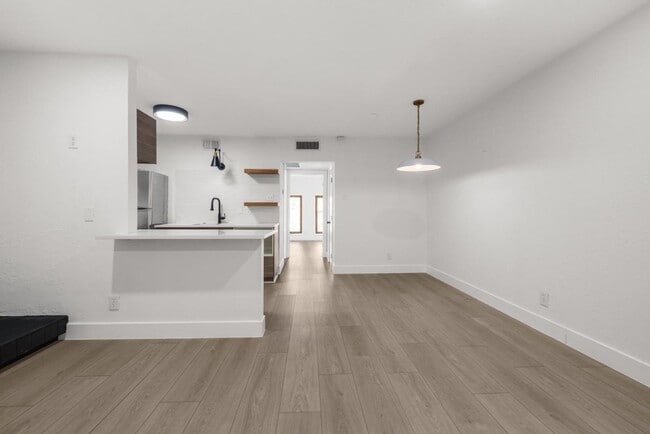 Photo - 505 W 7th St