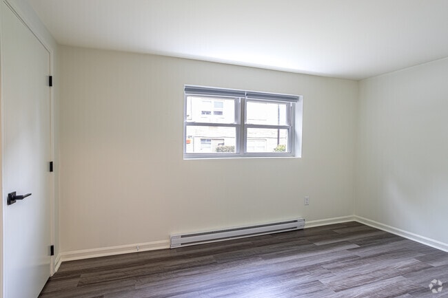 2BR, 1BA - 810SF - Bedroom