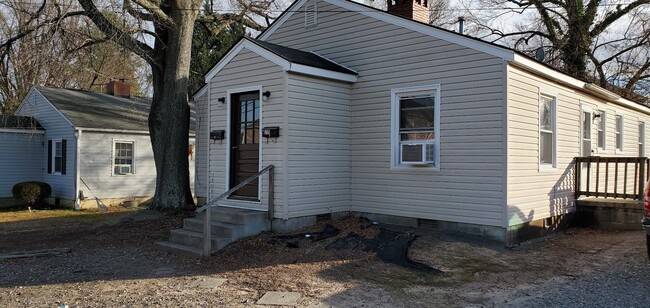 Building Photo - 1711 Sherwood St Unit B
