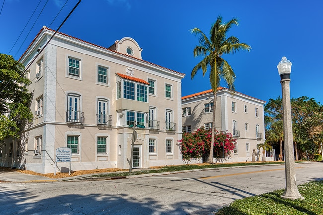 The Charmer Apartments