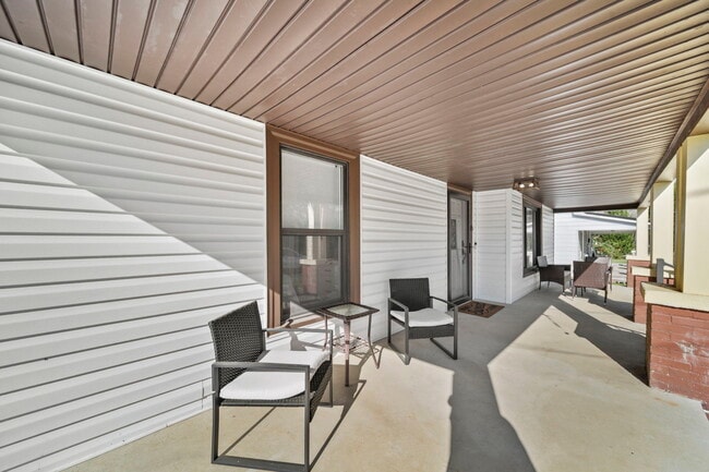 Photo - 305 W 12th St