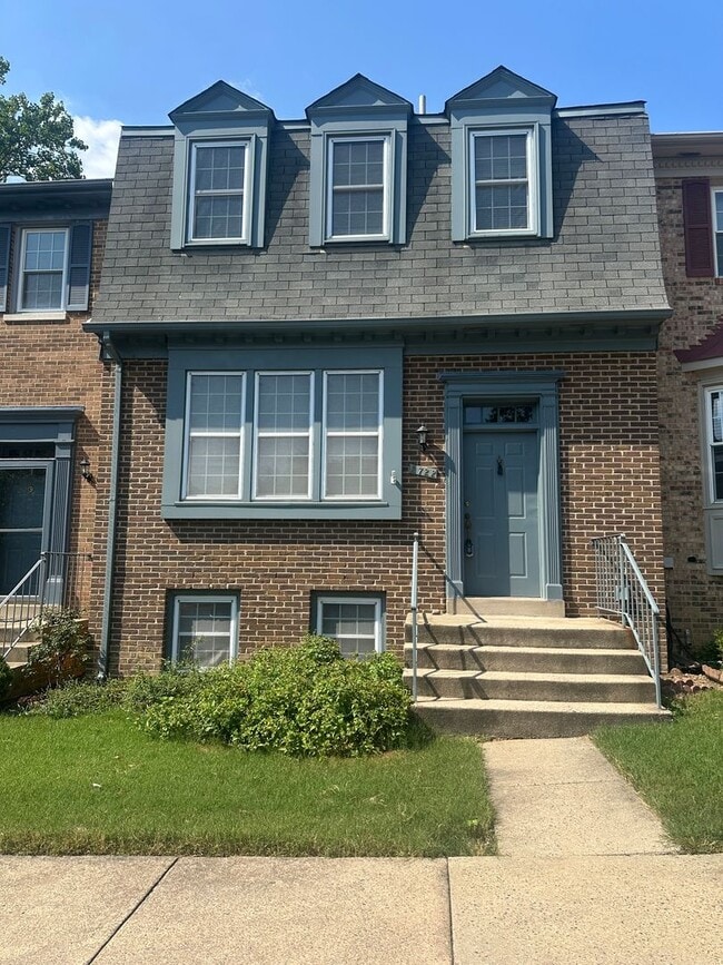 Building Photo - Charming 4 Bedroom 2.5 Bathroom Brick Town... Rental