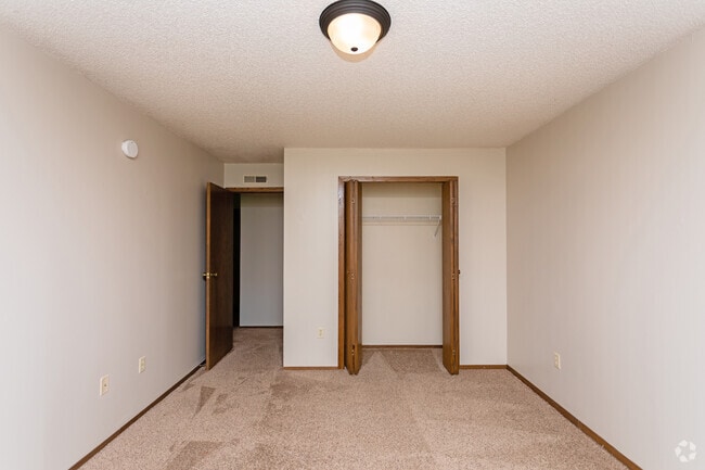 1BR, 1BA - 570 SF