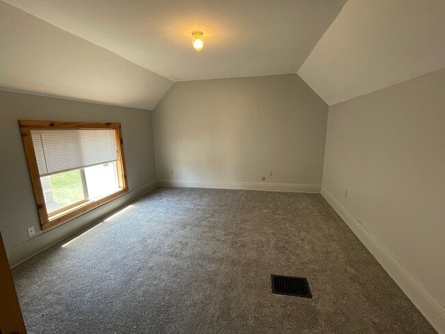 Photo - 1000 Division St S