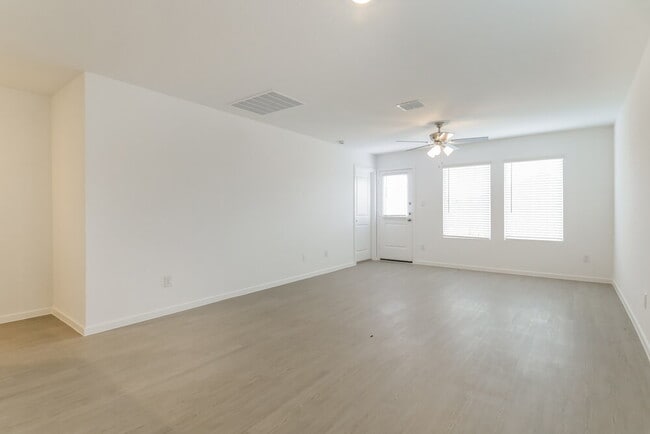 Photo - 1712 Crossbill St