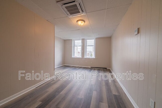 Photo - 112 N High St Unit B4