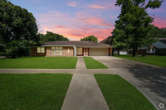 Building Photo - 2210 San Jacinto Dr Rental