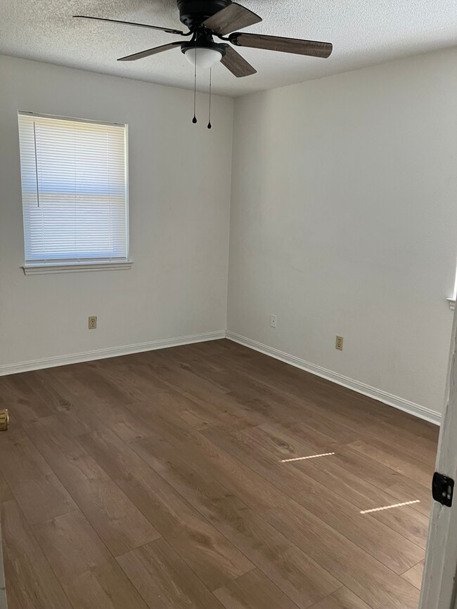 Photo - 1300 W Park Cir