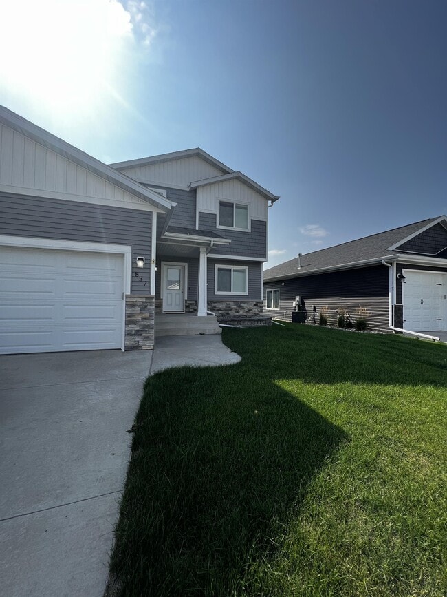Photo - 837 Albert Dr W