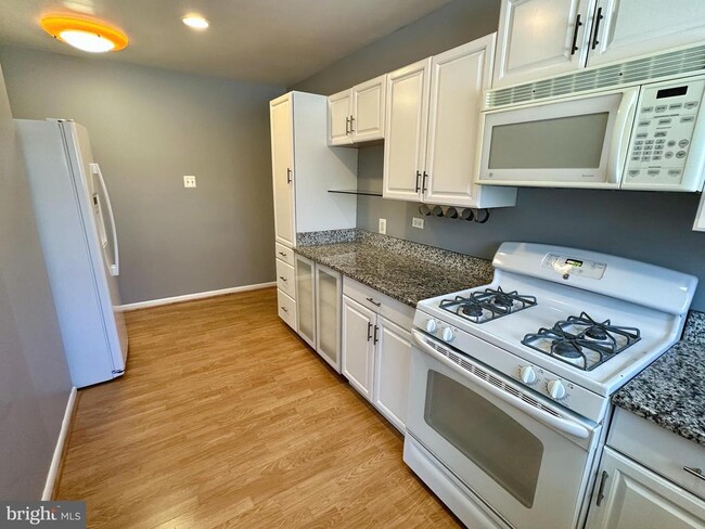 Building Photo - 10620 Weymouth St Unit 1