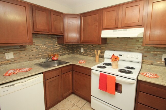 Cocina de la Unidad C - Apartments at Logan Station