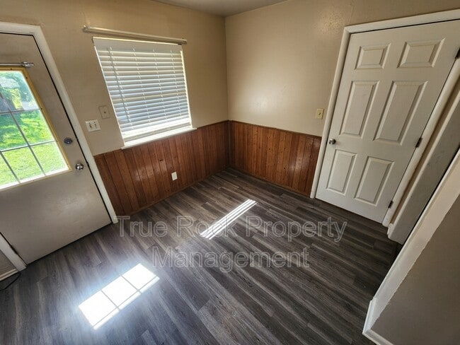 Photo - 933 Crestview Ave