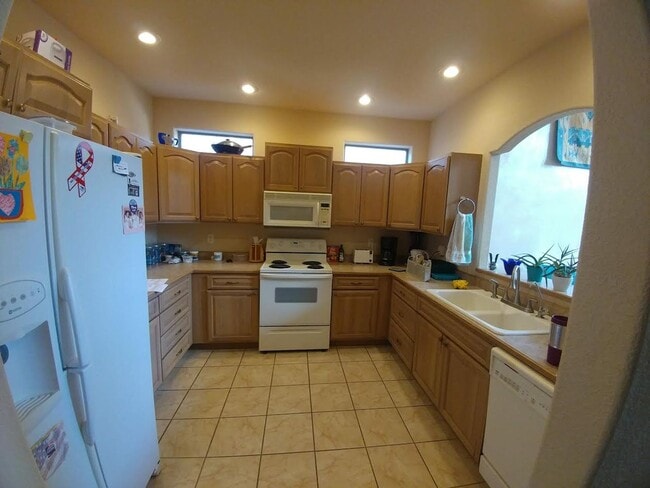 Photo - 438 Desert Lakes Rd