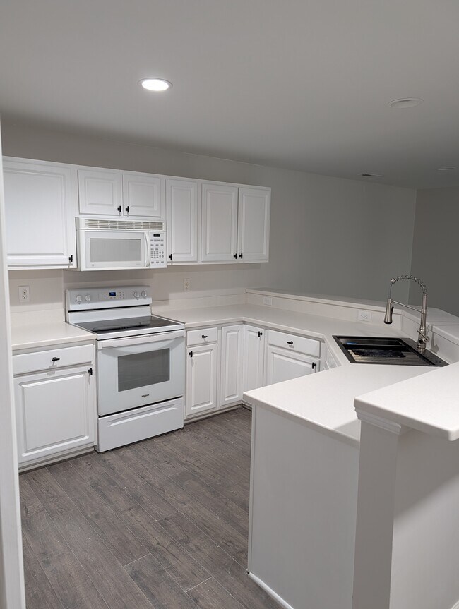 New counters and Sink - 5004 Hunters Trail Unit 14