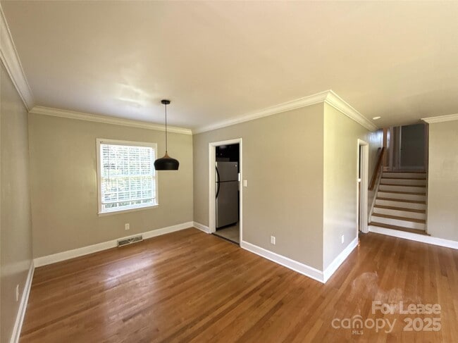 Photo - 1127 Queensgate St