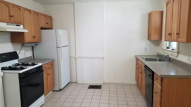 Building Photo - 37 Kenwood St Unit 1