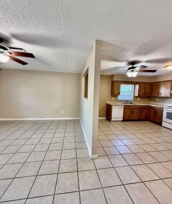Photo - 2 bed 2 bath 2-plex with 1000 sf. and gara...