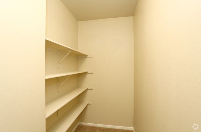 2BR-2BA 983sf Hall Closet