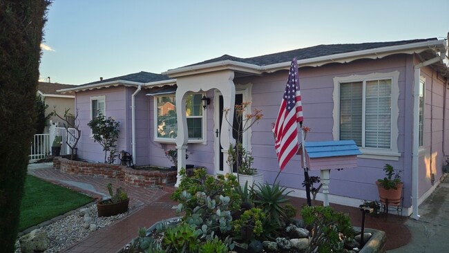 Fachada frontal-Vista en perspectiva - 16825 S Berendo Ave