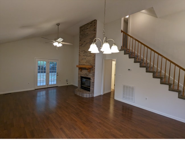 198 Leslie Ln