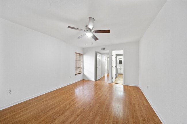 Building Photo - 711 Holiday Dr Unit 72