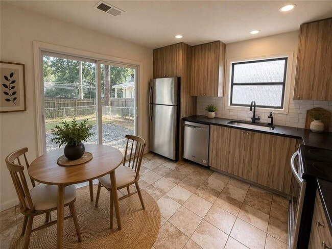 Photo - 1604 Walker St SE