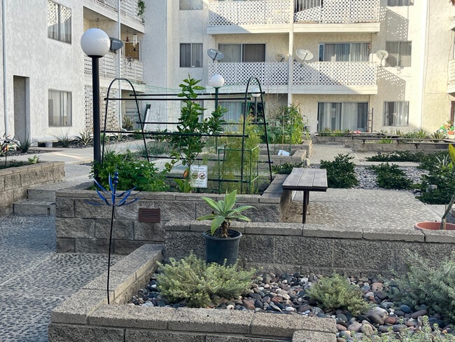 Photo - 3565 Linden Ave Unidad 212