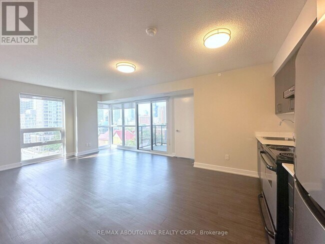 Photo - 561 Sherbourne St