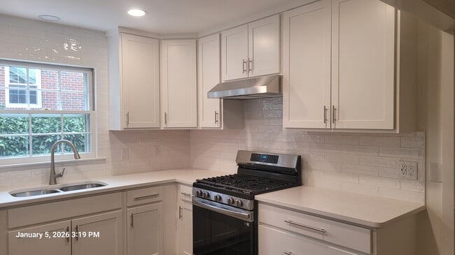 Photo - 2922 Hostetler St