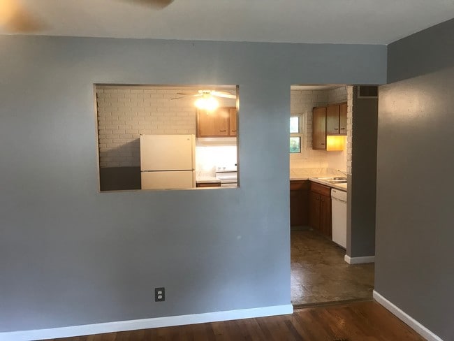 Sala de estar mirando a la cocina. - 3251 Bayvue Blvd