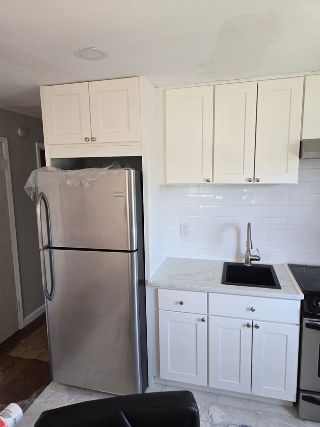 Kitchen - 47 Rogers St Apartments