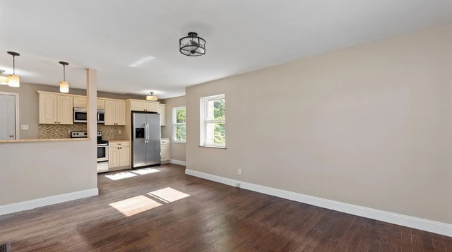 Photo - 5592 Raceview Ave