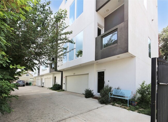 Photo - 5711 Kansas St
