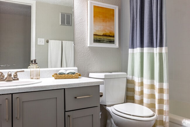 2BR, 2BA - 1,016SF