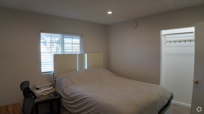 Building Photo - 6389 La Palma Pky Unit East Bedroom Rental