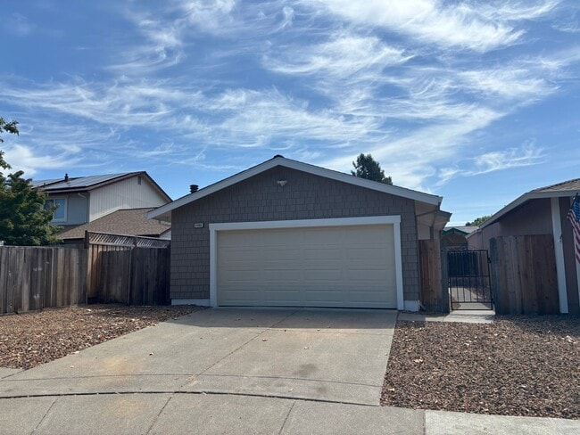 Building Photo - 2 bedroom 2 bath house!