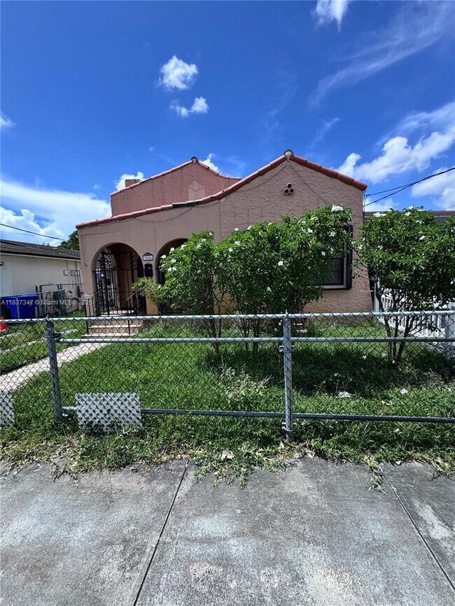 Building Photo - 3444 NW 4th St Unit 2-2 Rental
