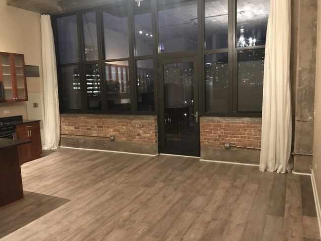 Fotografía del edificio - 320 E 21st St Unidad 503