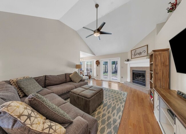 Photo - 4501 Parkwood Square