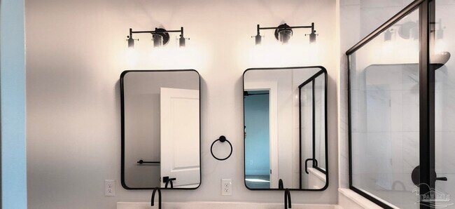 Photo - 315 N Pace Blvd