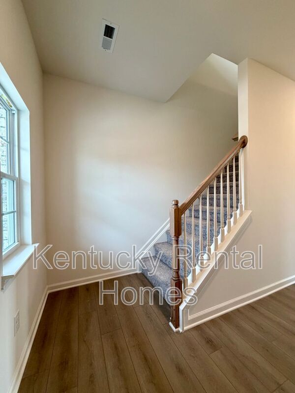 Photo - 836 Halford Pl
