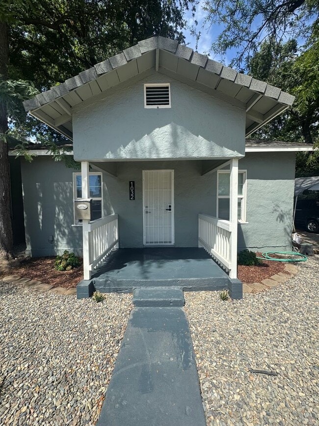 Building Photo - CHARMING 2 BED 1 BATH HOUSE WITH NEW FLOOR...