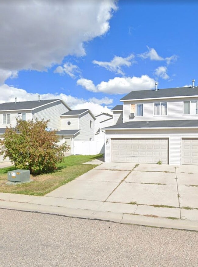 Building Photo - 3 BEDROOM, 2.5 BATHROOM SOUTH PARK TWIN HOME