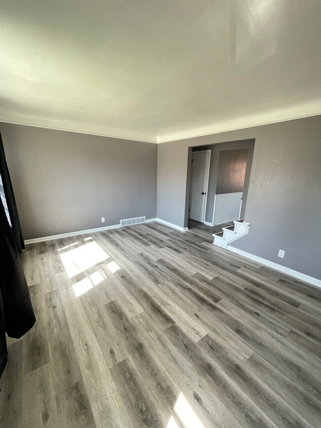 Photo - 16117 Mendota Ave