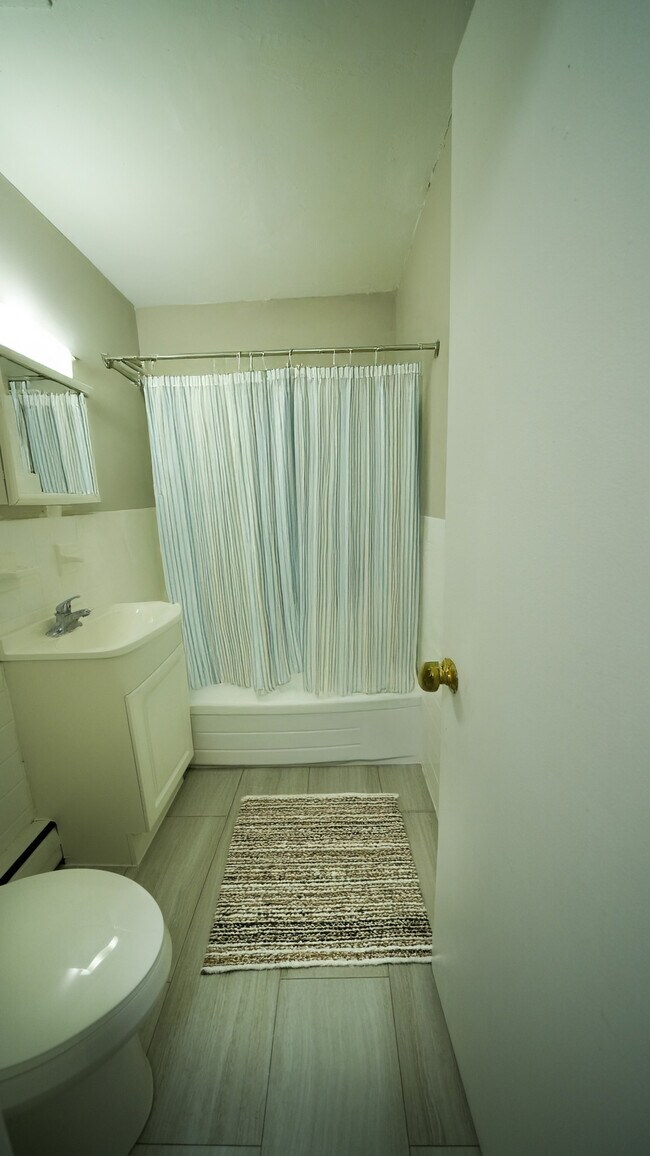 Baño en un apartamento de 1 dormitorio - Brynfield Court Apartments